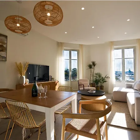 4a - Facing Port & Town Hall Appartement