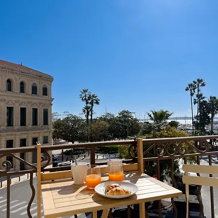 4a - Facing Port & Town Hall Lägenhet