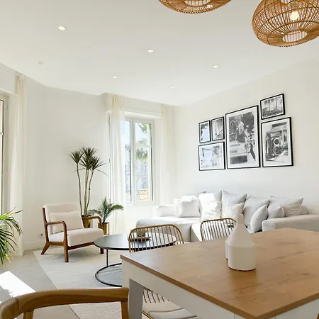 4a - Facing Port & Town Hall *