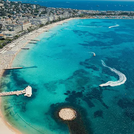 4a - Facing Port & Town Hall * Cannes