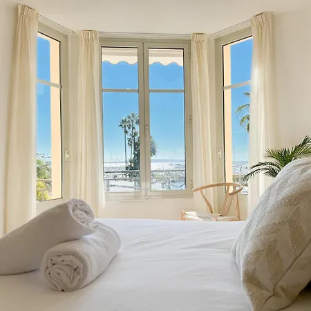 4a - Facing Port & Town Hall *